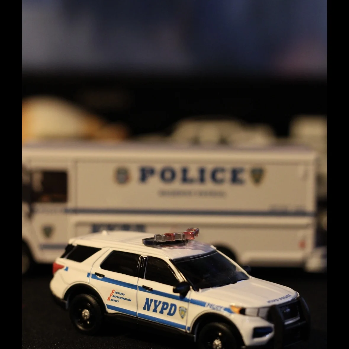 Фото 1:64 2020 Ford Police INTERCEPTOR UTILITY NYPD модель автомобиля из сплава, Коллекционная игрушка, подарок, сувенир, украшение для дисплея №3