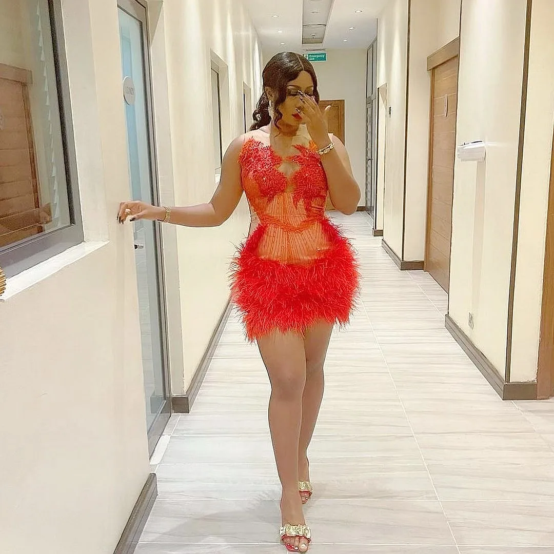 

Рождественское коктейльное платье с перьями, прозрачный воротник, украшенный бусинами, новогоднее платье-Русалка для вечерние НКИ, официальное платье для дня рождения Aso Ebi для фотографий