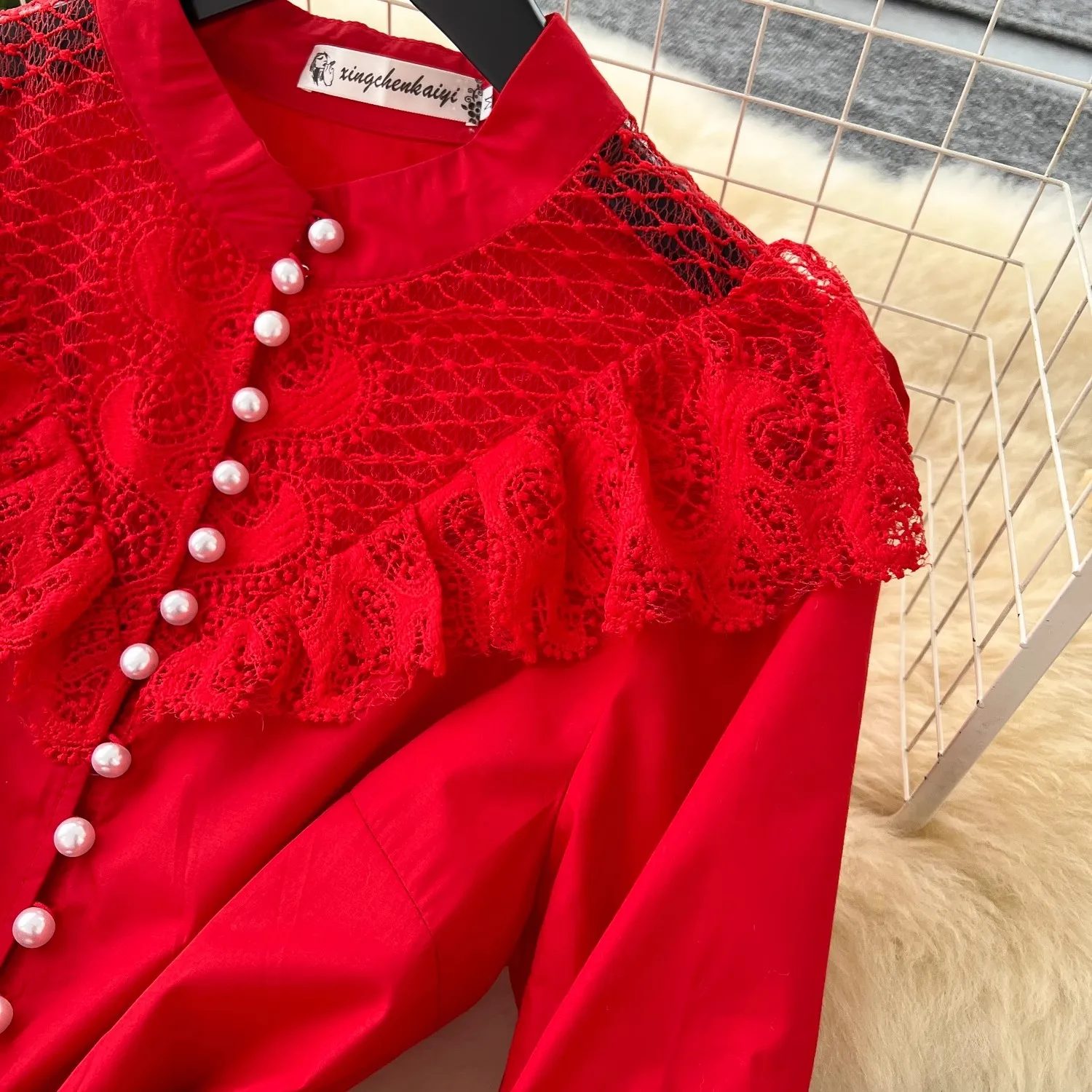 Женское модельное платье составного кроя Красное длинное с оборками и цветочной