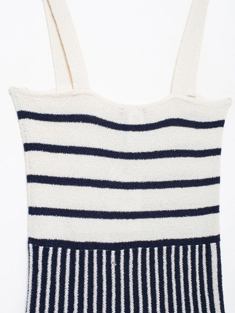 Женское трикотажное платье с широкими бретельками и полосками