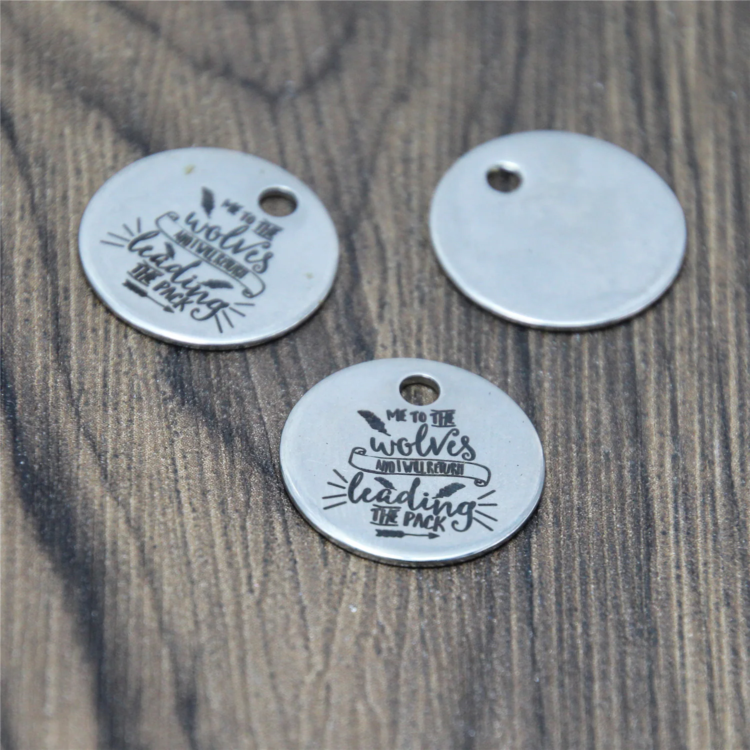 Вдохновляющие Подвески Бросьте меня в волков 10 шт./лот перо стрела нержавеющая