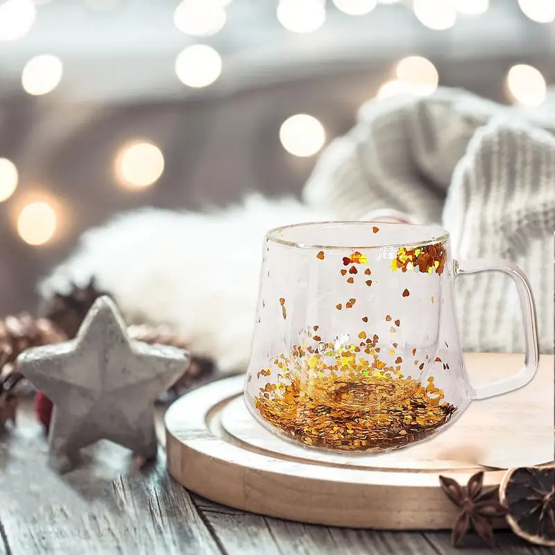 Стеклянная кофейная кружка с двойными стенками изолированная прозрачная