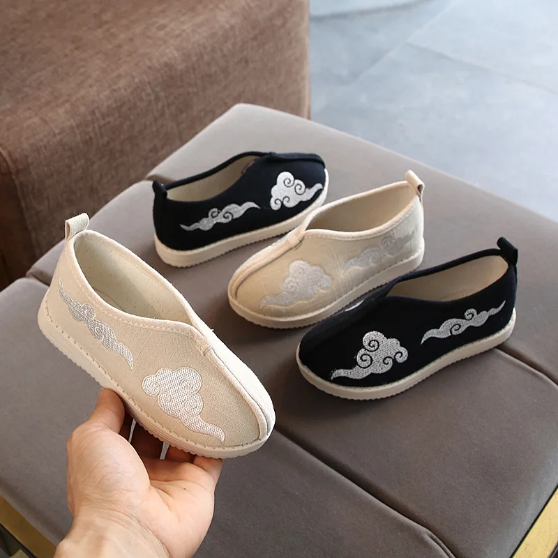 

Новинка, детская китайская обувь Hanfu для выступлений из 2022 ткани на плоской подошве, Детская простая танцевальная Повседневная стильная обувь с вышивкой в виде облака для мальчиков