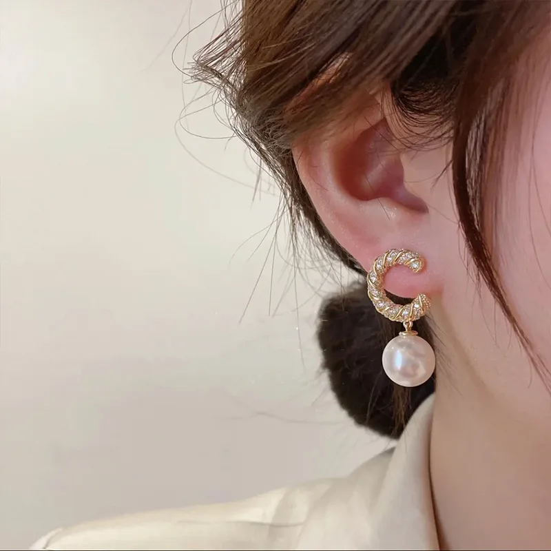 

Korean High Jewelry Imitation Pearl C Letter Earrings Personality Design Temperament Wedding Prom Party Accessories Gift A-430Y