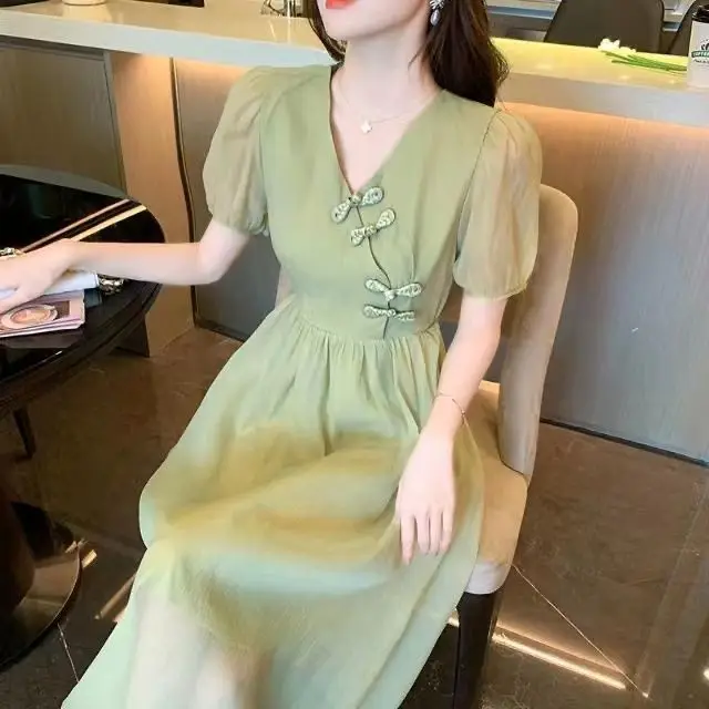 

2023 green improved cheongsam women's summer chiffon dress design sense niche v-neck bubble sleeve tea break waist long skirt