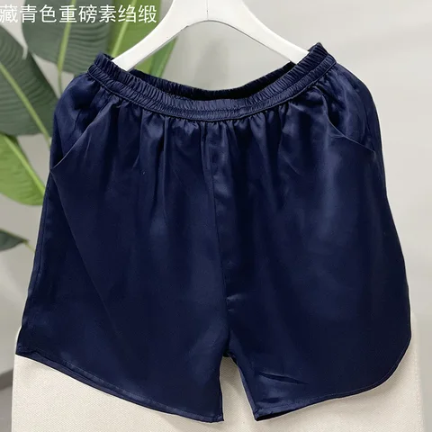 Атласные шорты женские спортивные. Атласные шорты мужские. Шорты телесного цвета женские. Шорты шелк. Шелковые спортивные шорты.