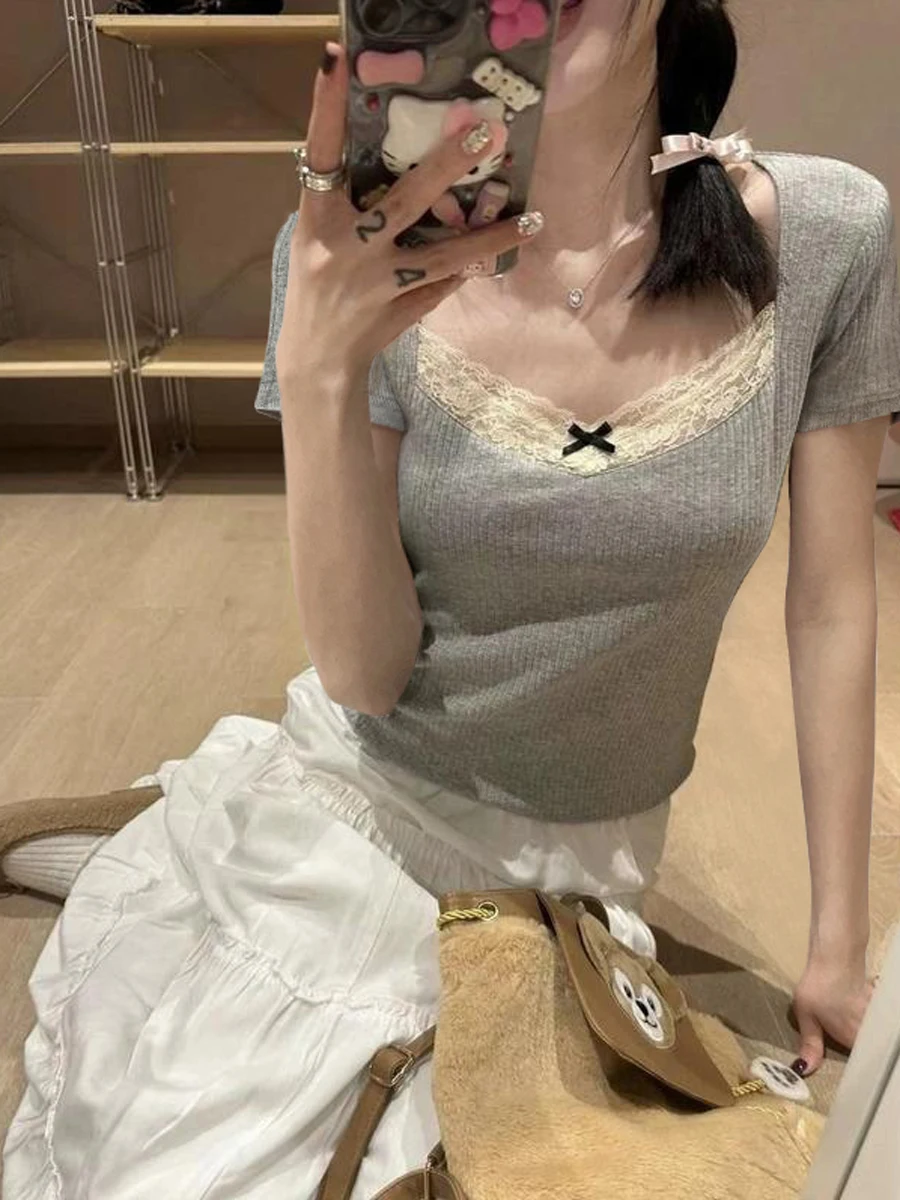 Серая Лоскутная Кружевная футболка с V-образным вырезом и коротким рукавом