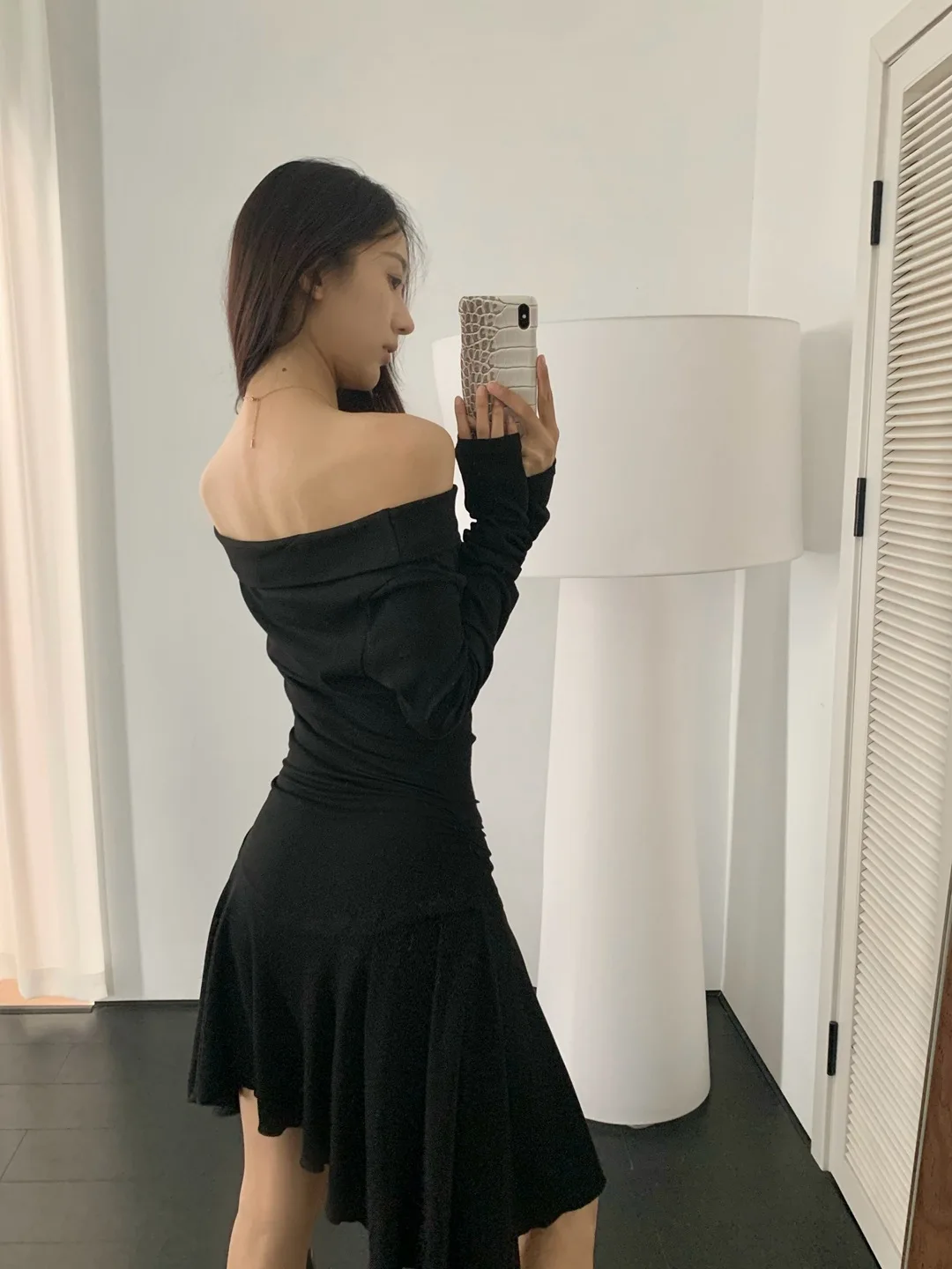 Осень 2024 ранняя конструкция с разрезом на шее открытыми плечами и длинными