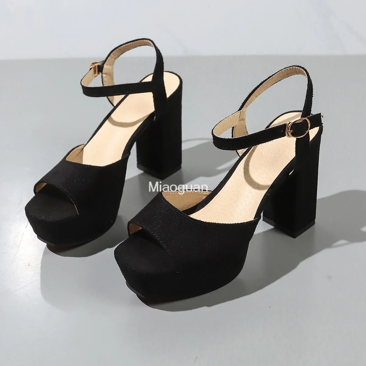 Сандалии замшевые с пряжкой на одной линии простые босоножки квадратным носком