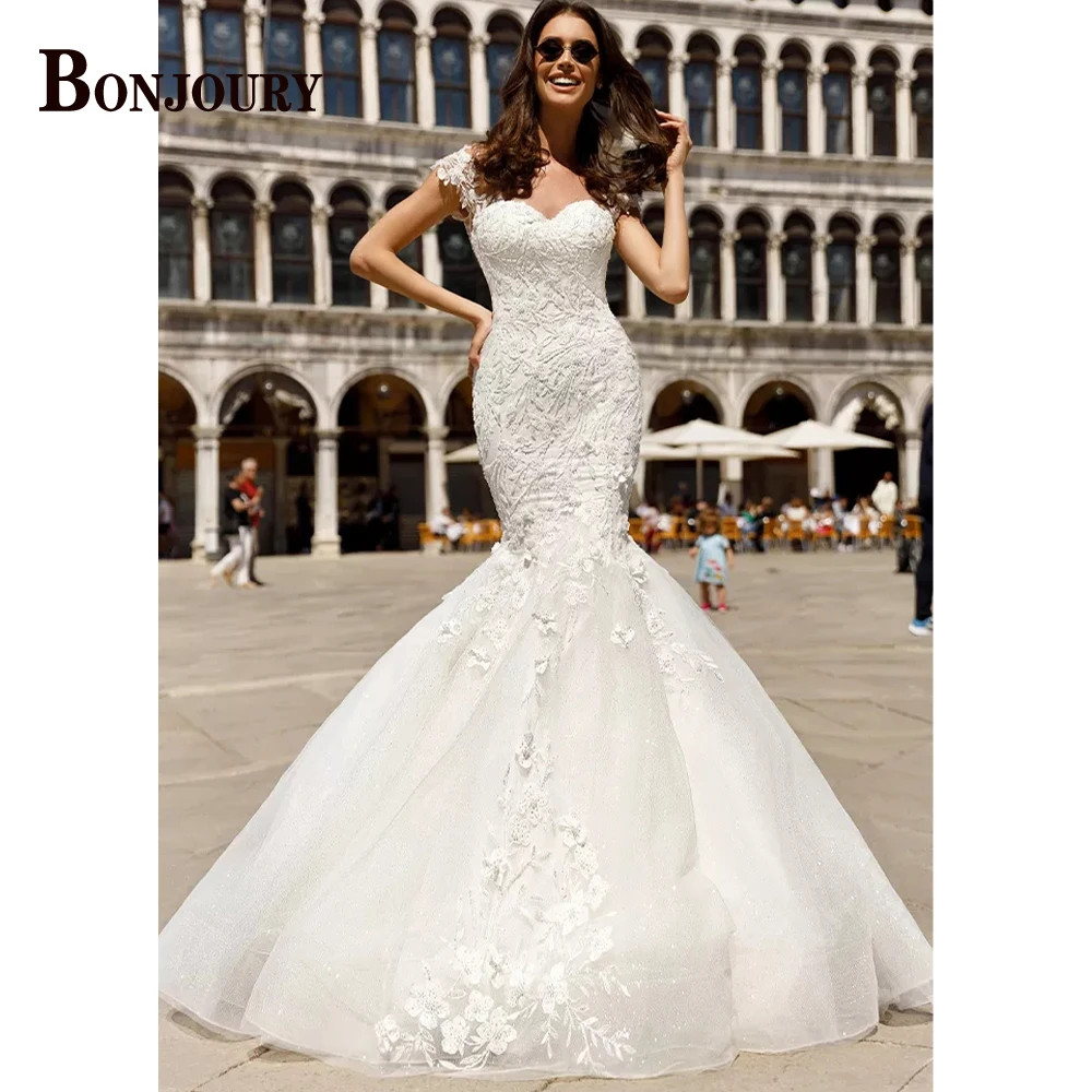 

Женское свадебное платье с рукавами-крылышками и аппликацией «русалка»