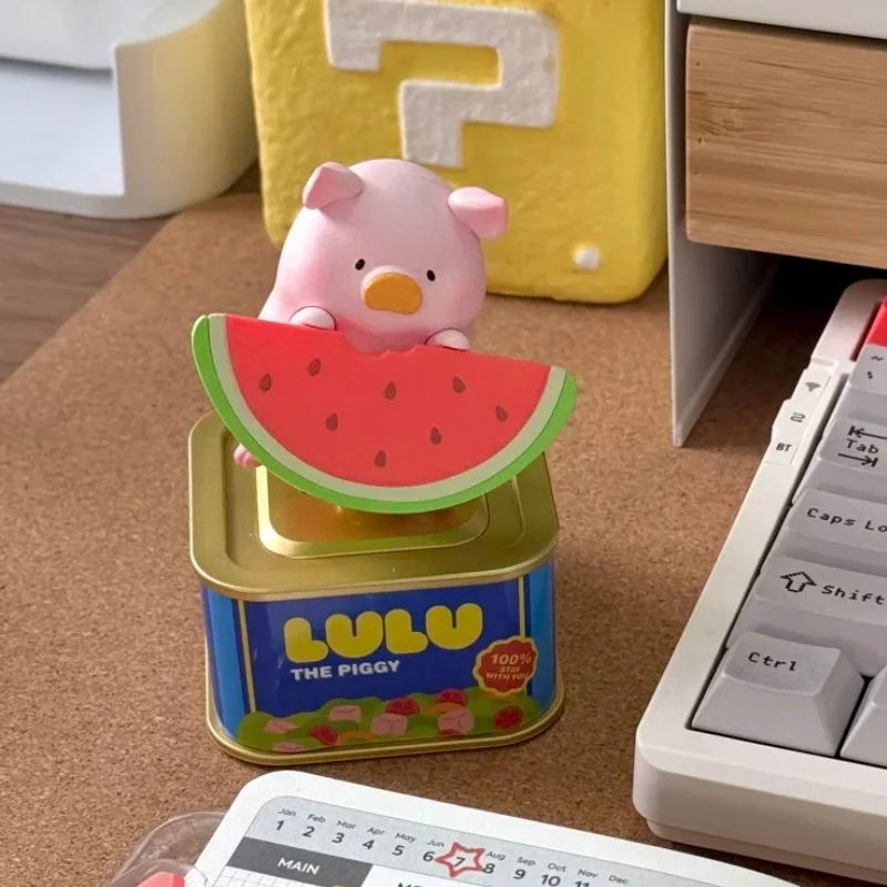 Фото Коллекционная фигурка-сюрприз Lulu The Piggy: Солнечная кукла-модель, милая и стильная настольная декорация, праздничный подарок для взрослых коллекционеров №4