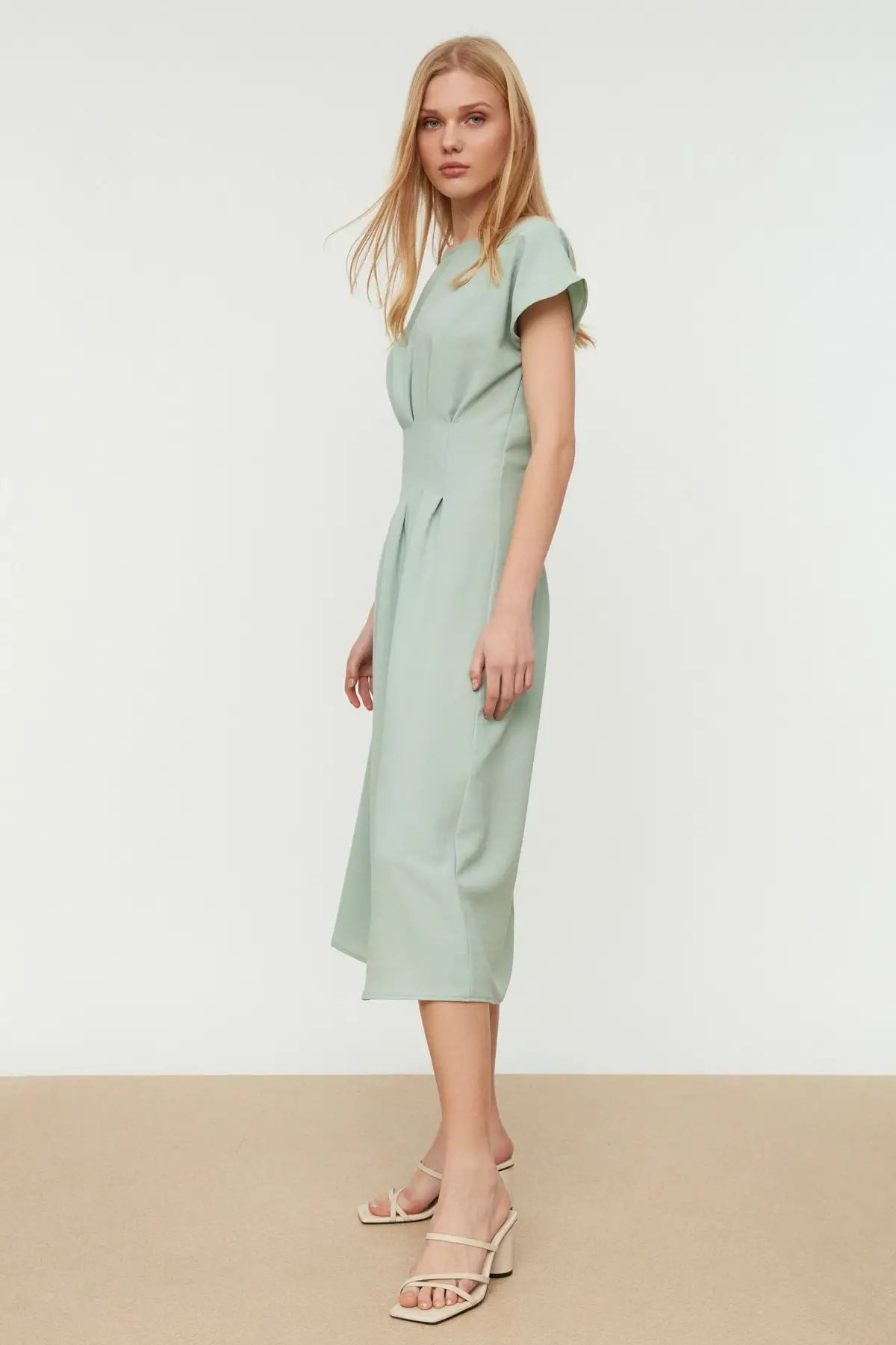 

Зеленое удобное платье средней длины с рукавом «Луна»