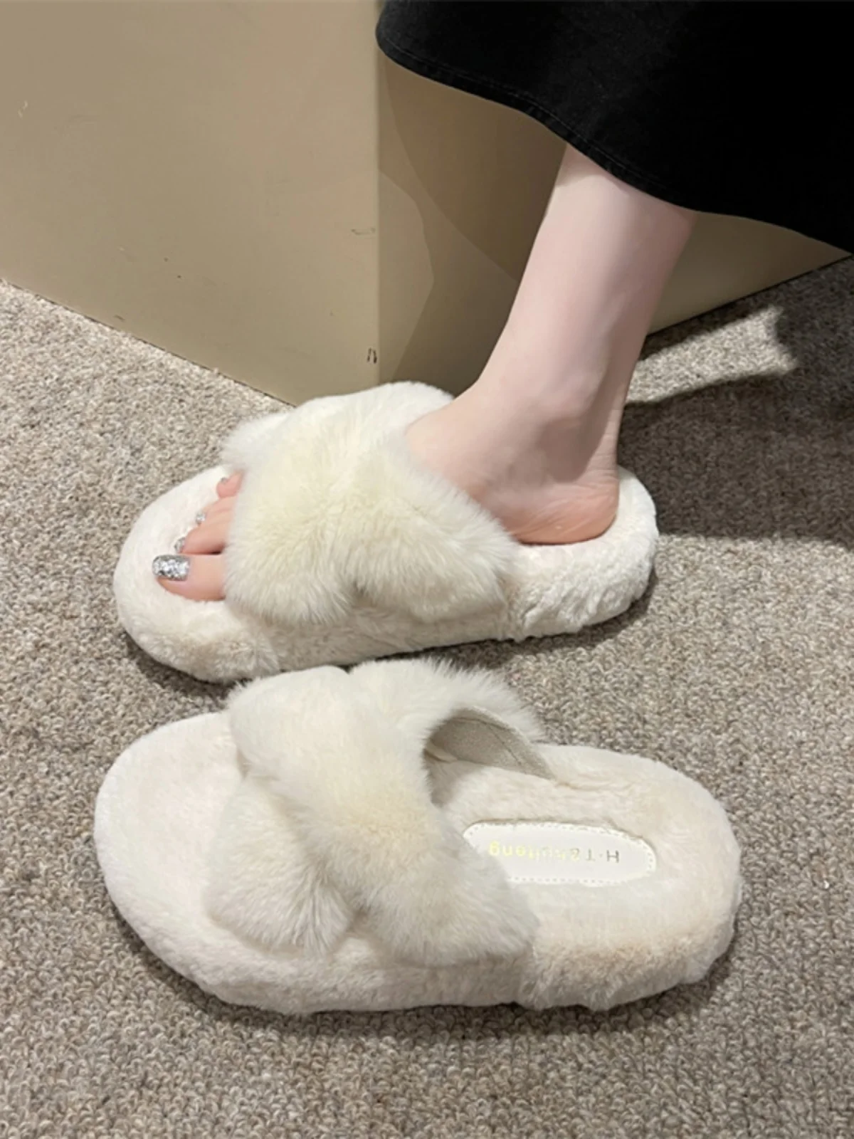 

Женские ботинки 2023, женские дизайнерские Шлепанцы из флока, сланцы из меха енота на средней платформе, новые мягкие плюшевые ботинки на плоской подошве в гавайском стиле на лето