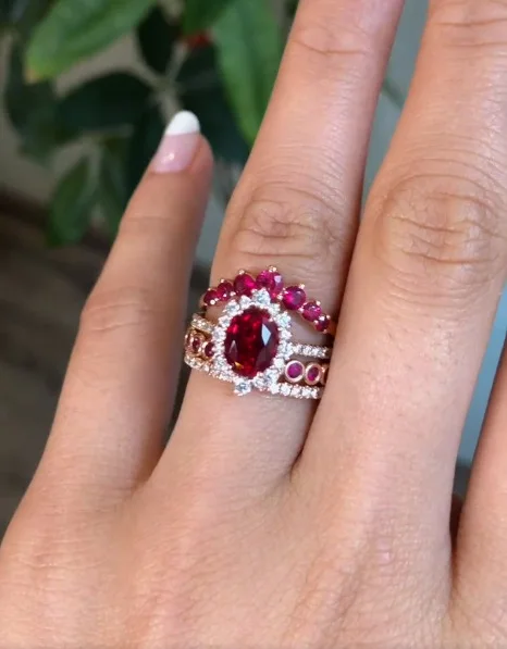 

New Rose Gold Four-piece Ring Fashion Temperament High-end Diamond-set Water Drop Red Gemstone Engagement Temperament Jewelry