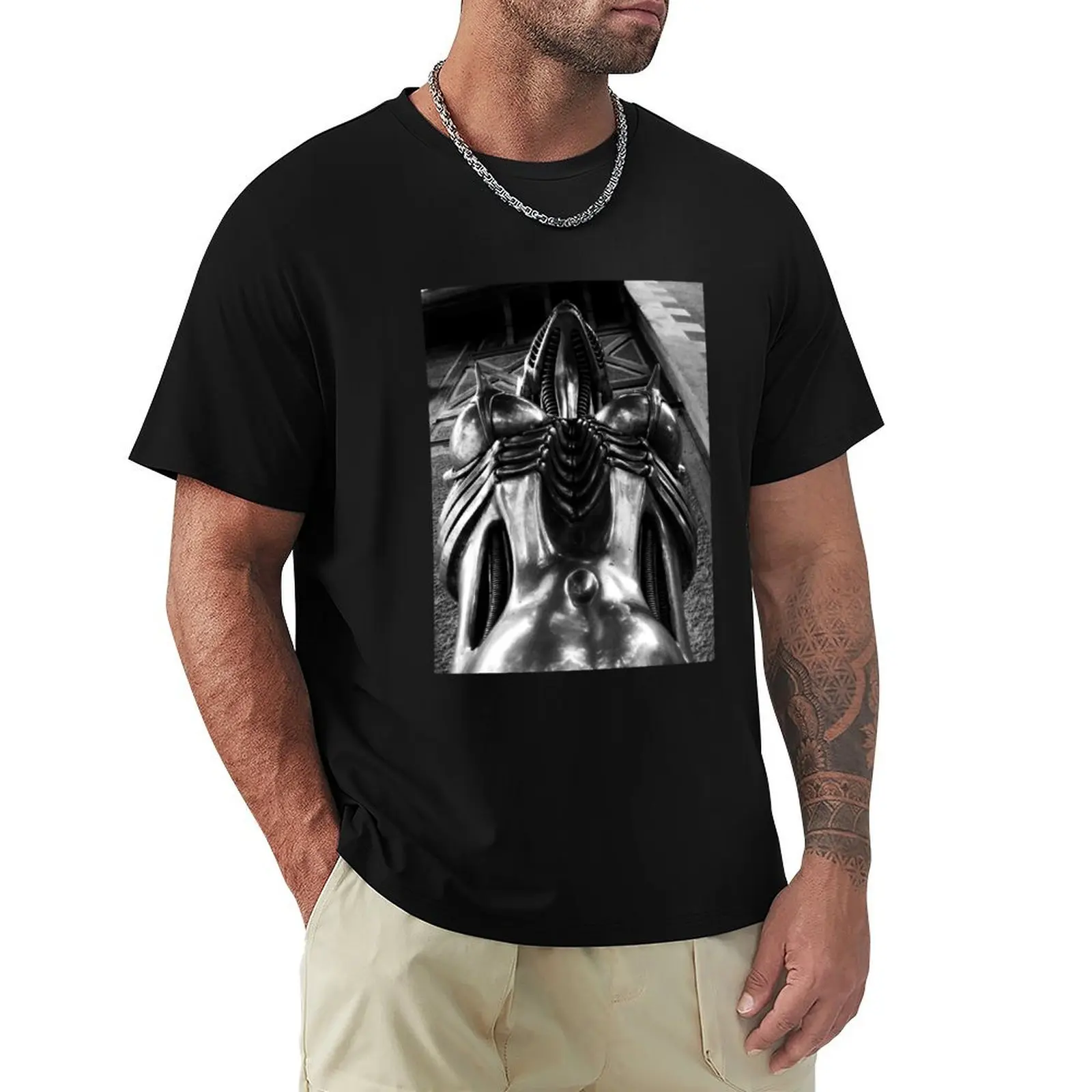 Музей Х Р Гейгера. Входная статуя. Футболка Gruyeres Швейцария мужская одежда