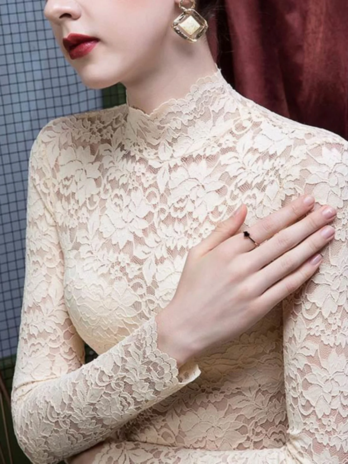 Рубашка с кружевным низом и полувысоким воротником женская весна осень