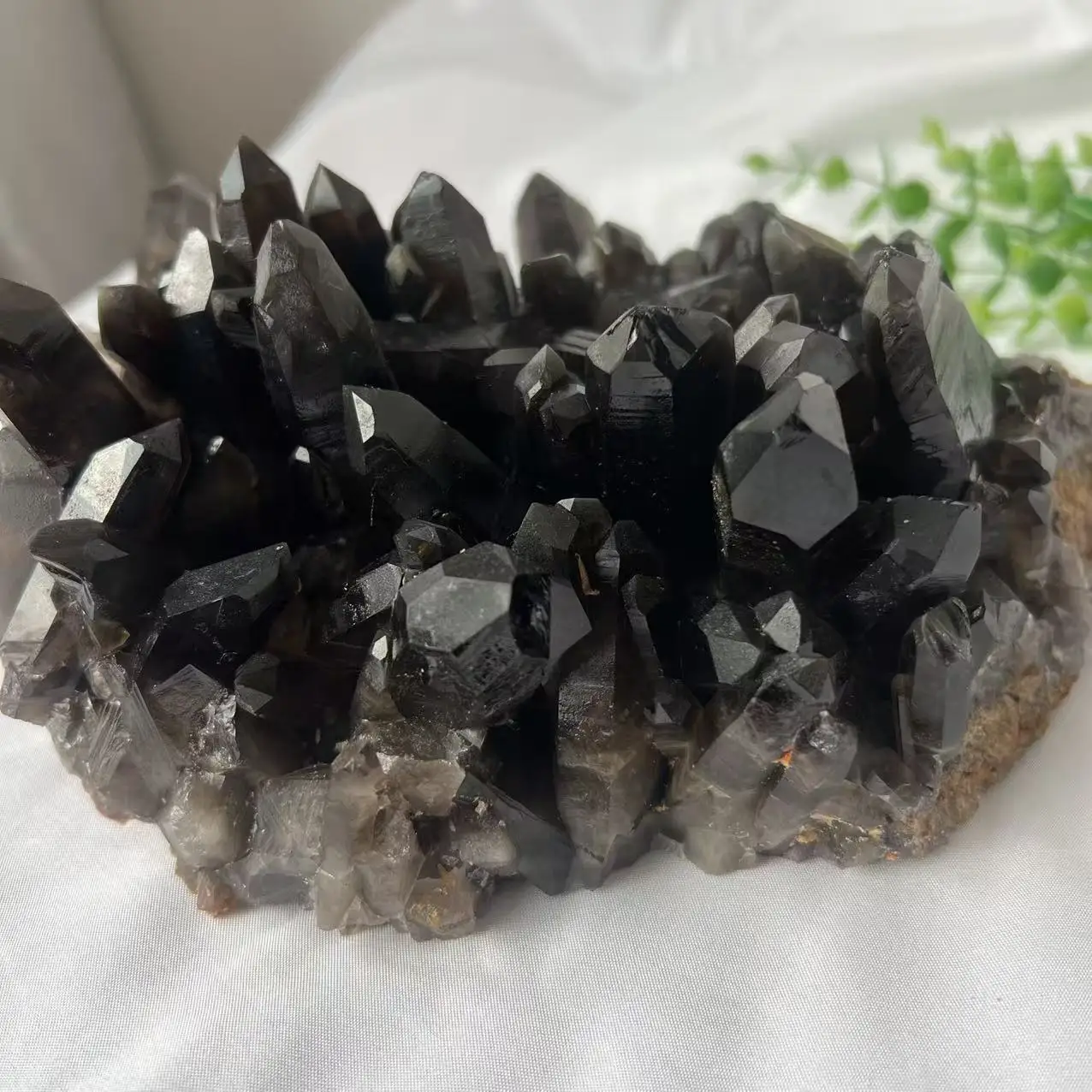 

Черный кристаллический кластер хрусталя