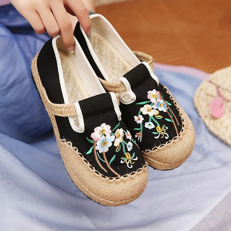 2022 Spring New Embroidered Shoes Ladies Embroidered Linen Shoes Ethnic Style Shallow Mouth Slip-on Embroidered Shoes