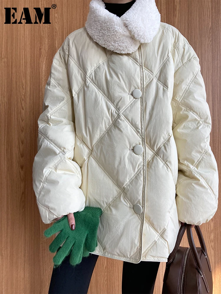 

[EAM] Loose Fit White Big Size Warm Down Jacket New Lambswool Collar Long Sleeve Warm Women Parkas Fashion Autumn Winter 2023