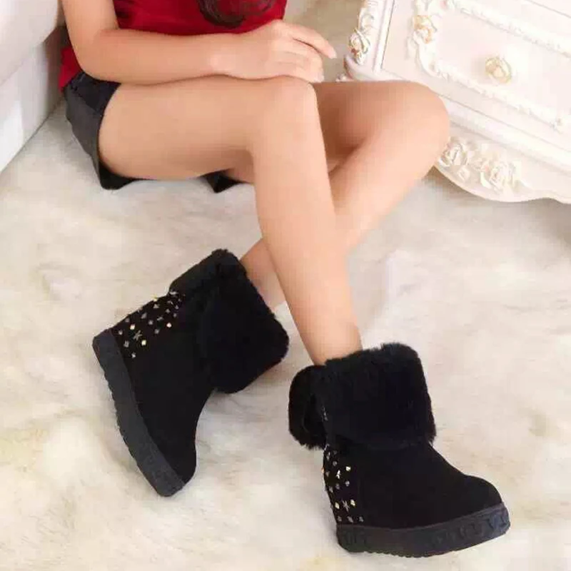 Розовые зимние ботинки с заклепками на танкетке шерстяные меху женские розовые