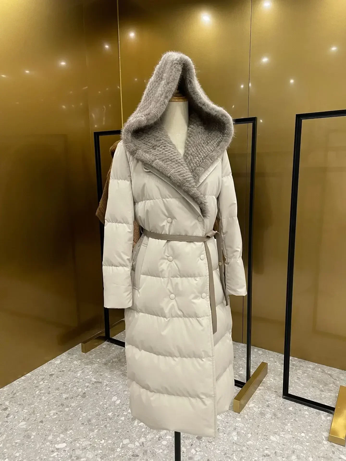 Пуховик женский из белого гусиного пуха
