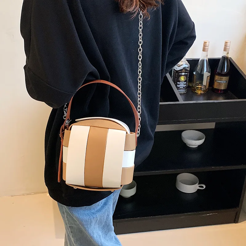 Niche Design Small Bag 2023 Fashion New Lady Hand Lift Bucket Bag Trend Chain Contrasting Shoulder Glyphbing Bag