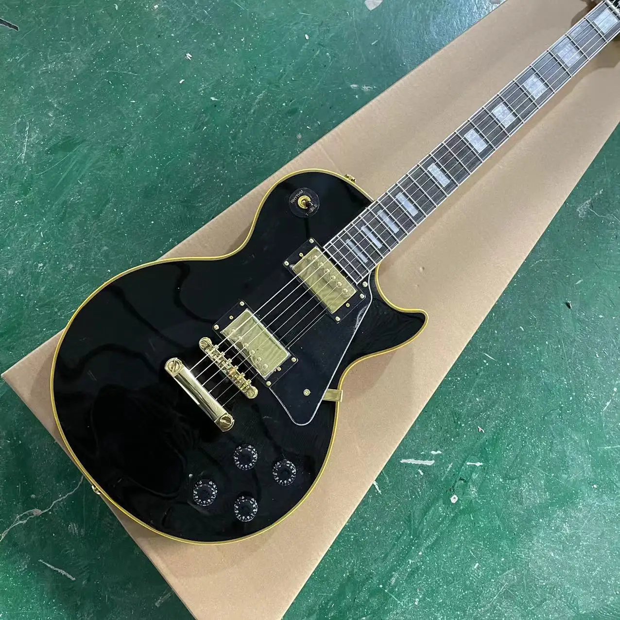 

LP all-in-one electric guitar, black mahogany body, yellow label Huang Lulu, rosewood fingerboard, mahogany track, LP pickup, LP