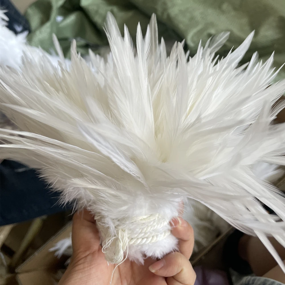 

Лидер продаж, 900 шт./рулон, белые петушиные перья, нанизанные на 4-8 дюймов, полоски из куриных перьев, натуральные шлейфы, ювелирные изделия, костюмы, головной убор, украшение