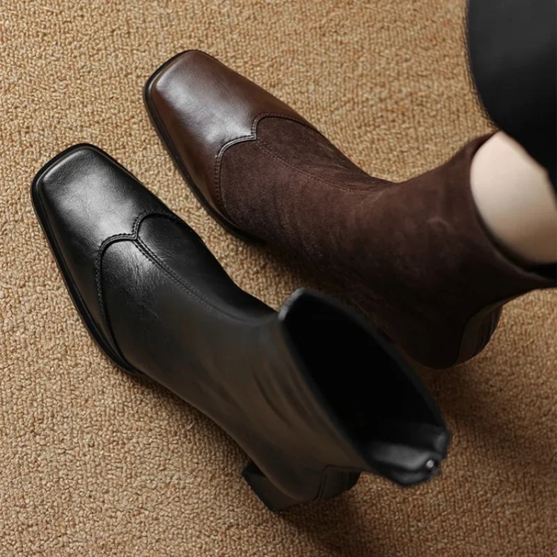 Женские короткие сапоги из натуральной кожи на массивном высоком каблуке