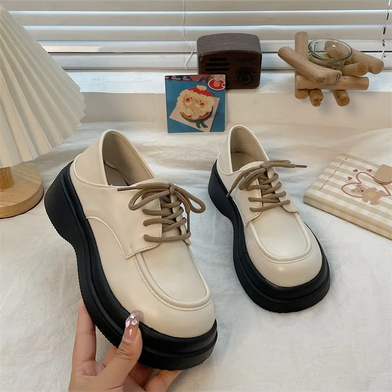 

Женские кроссовки на платформе и толстом каблуке с розами, осенние базовые Туфли Мэри Джейн из искусственной кожи и хлопка с перекрестной ш...