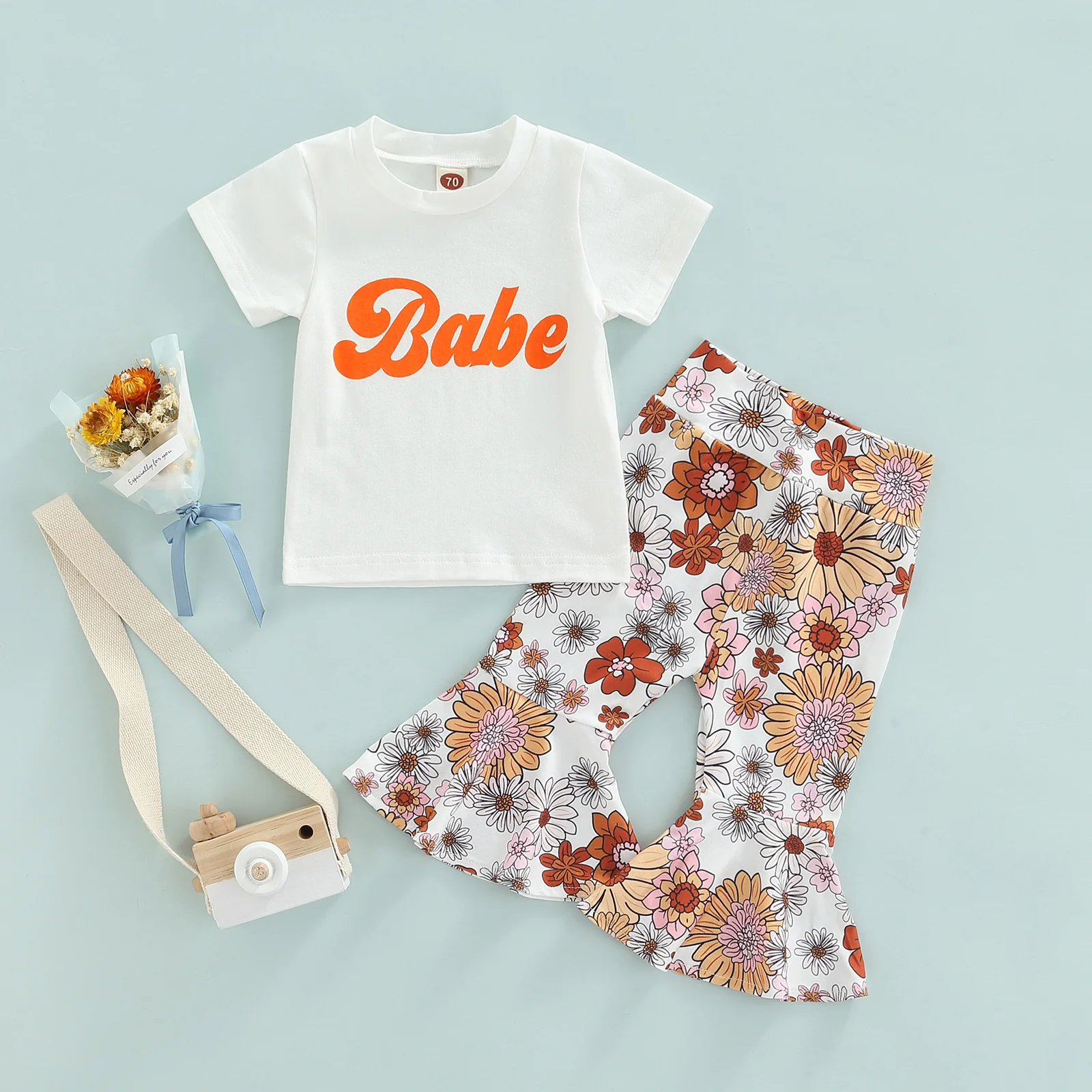 

Костюм с длинными расклешенными брюками для маленьких девочек, футболка с коротким рукавом и буквенным принтом + эластичные штаны с цветочн...