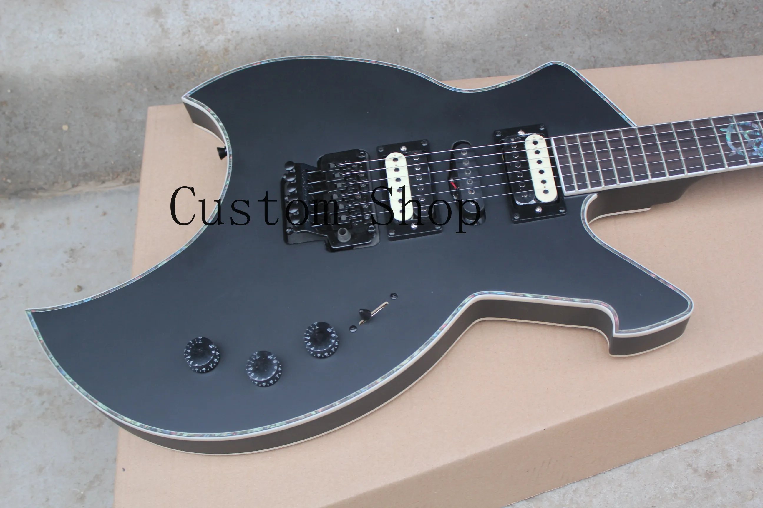 

Уникальная матовая черная электрическая гитара в форме пламени клена с верхней и задней поверхностью, 5 пикапов, мост тремоло, черная фурнит...