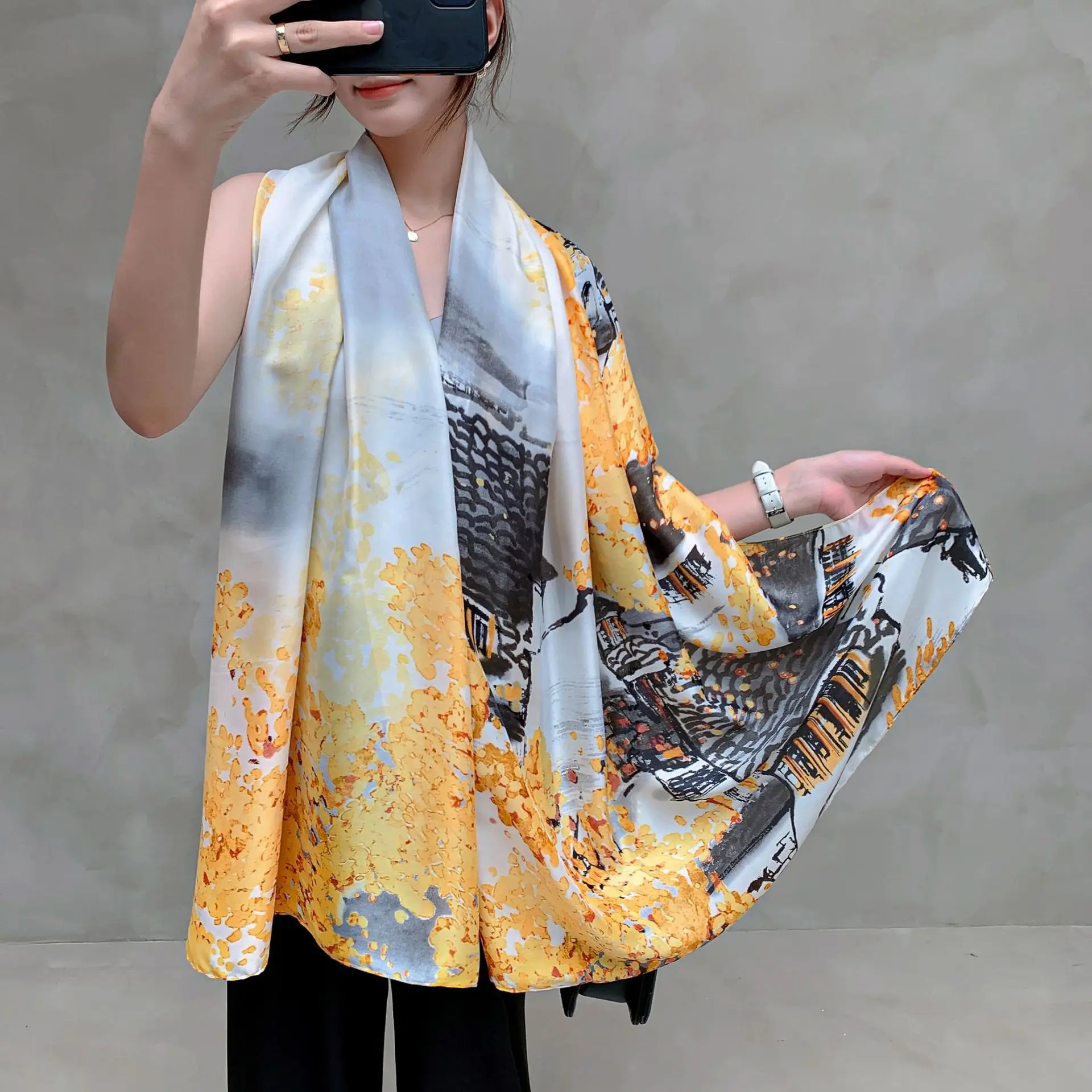 Рисунок 2 - Женский шелковый шарф с цветочным принтом