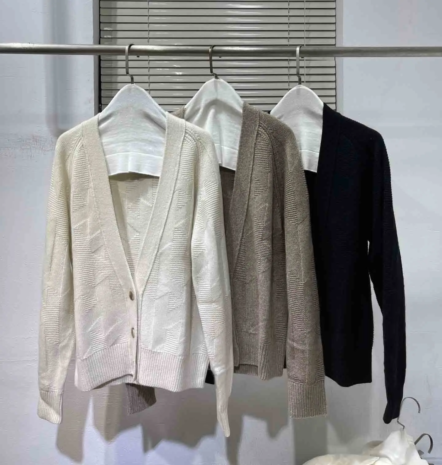 

100% cashmere long sleeve v-neck knitted cardigan single breasted letters sweater jumpers autumn