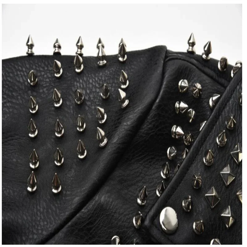 Куртка женская кожаная с заклепками приталенная модная короткая мотоциклетная