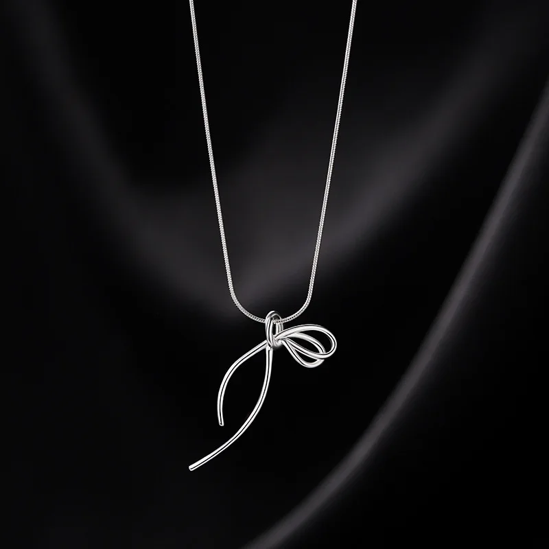 Женское колье из серебра 925 пробы с бантом