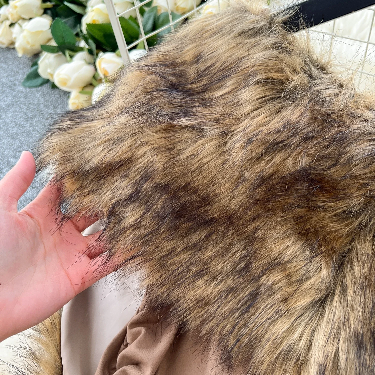 Женское платье без рукавов на бретелях