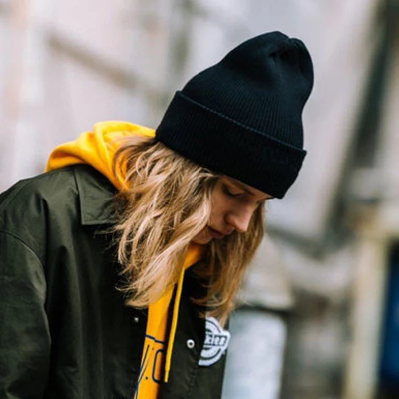 Однотонная зимняя вязаная шапка для женщин плотная Шапка-бини с атласной