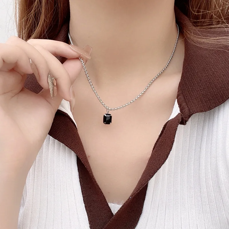 

New Cool Stylish Geometric Necklace for Women Black Crystal Pendants Temperament Necklace