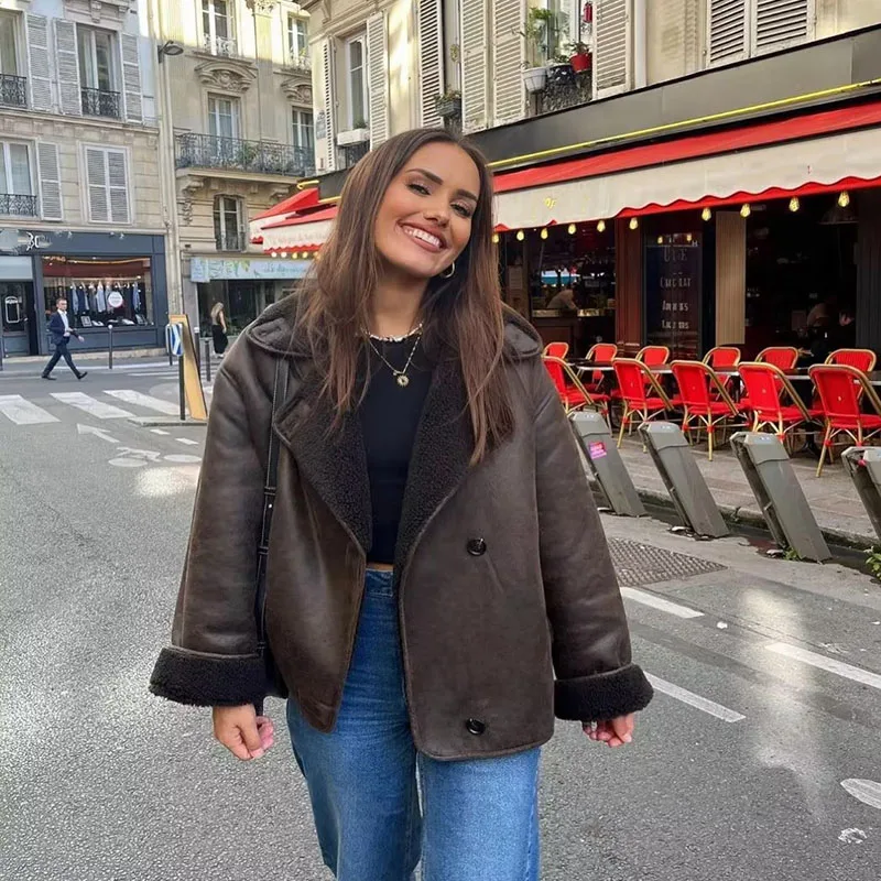 

Женское зимнее меховое пальто, новинка 2023, Повседневная Коричневая утолщенная теплая короткая верхняя одежда с длинным рукавом, пуговицами и карманами, верхняя одежда