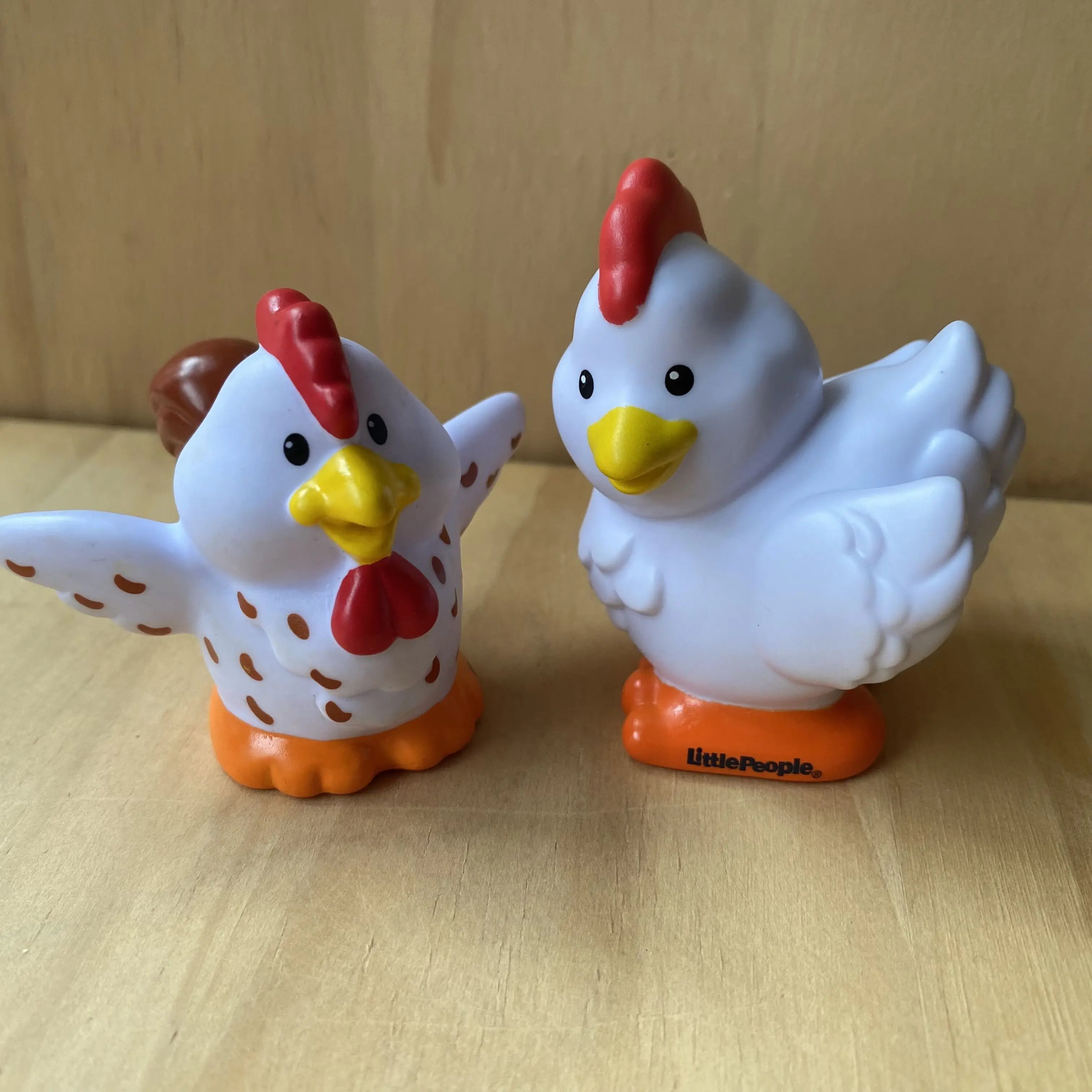 

LOT 2PCS (2.5INCH) Fisher Price Little People White Easter Nativity Farm Chicken&Spotted Chicken Figure