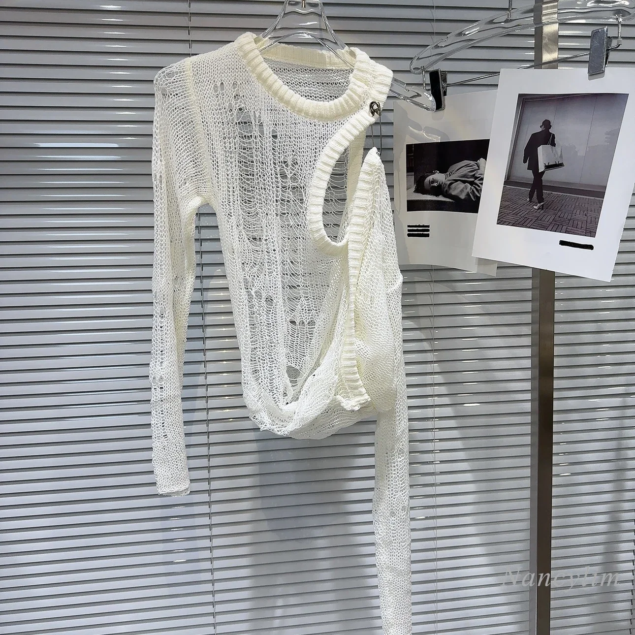 Новинка осени 2024 популярный вязаный свитер с открытыми плечами и металлическими