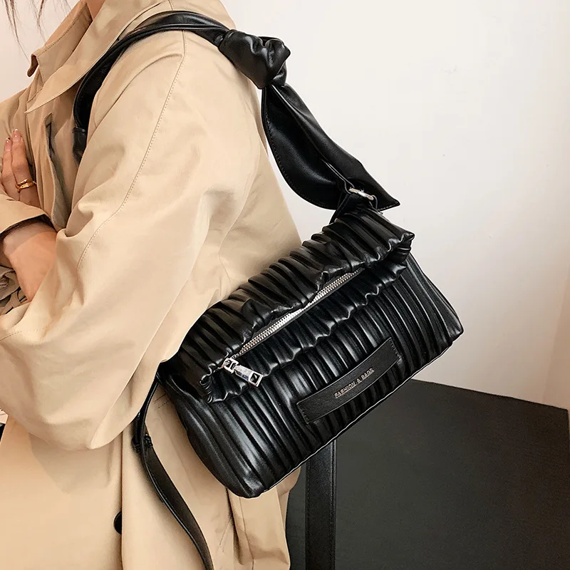 

2022 Summer New Fashion Fashion Luxury High Quality All-match Messenger Bag Shoulder Armpit Small Square Bag Pleated Women's Bag