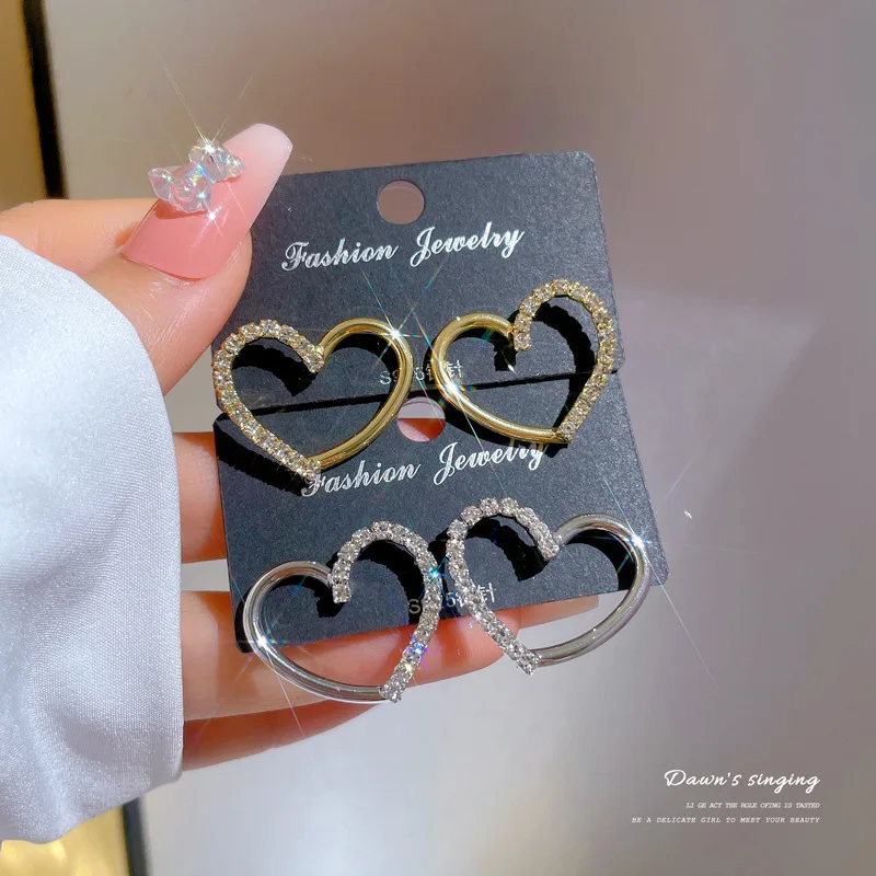 

2022 New Asymmetric Zircon Heart-shaped Love Summer Style Personality Cold Wind Stud Small Delicate Earrings