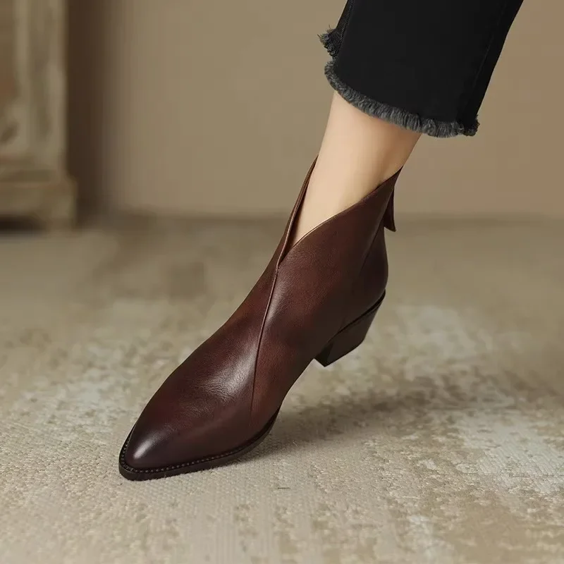 Женские ботинки с острым носком на высоком квадратном каблуке