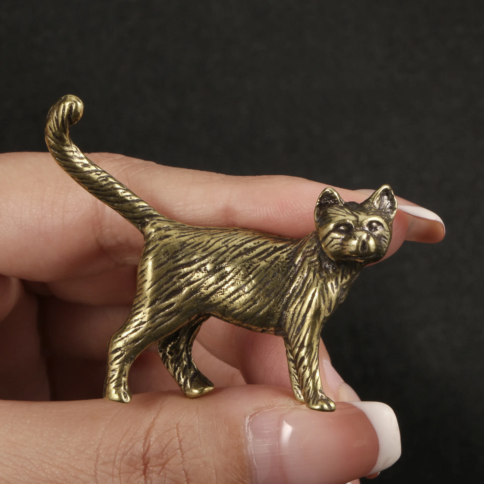 

Латунная статуэтка кошки