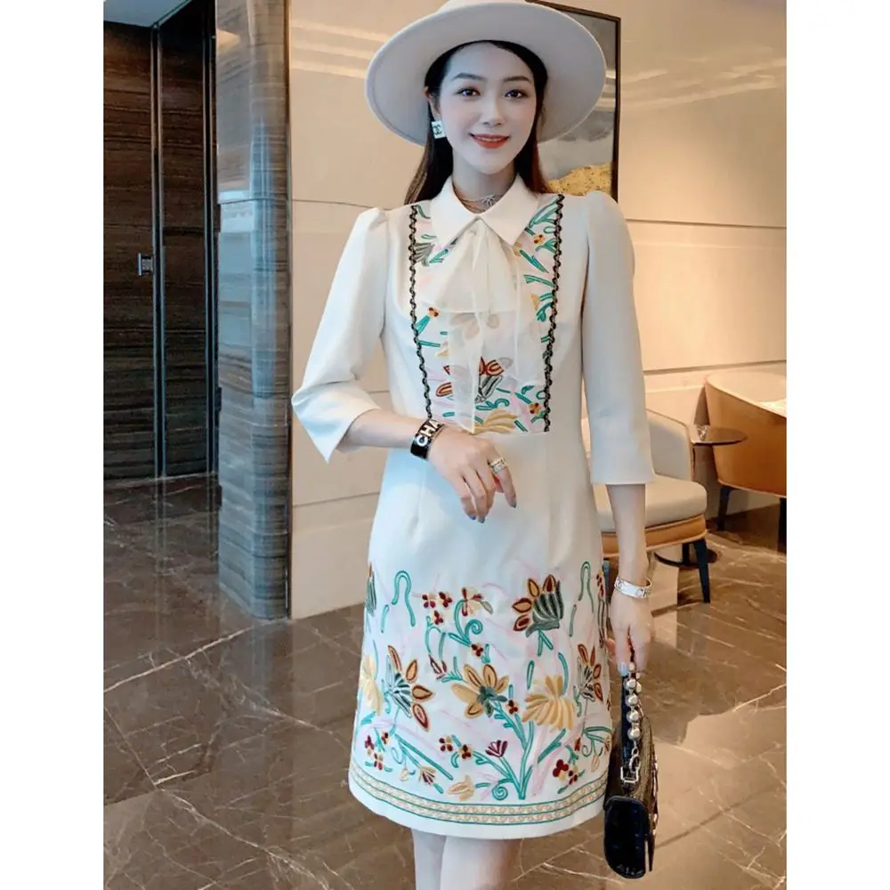 

Женское платье до колена с цветочной вышивкой и рукавом три четверти