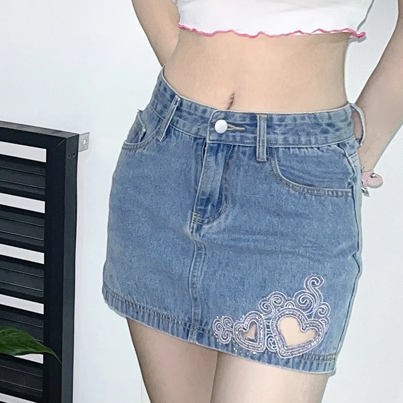 

Женская облегающая юбка-карандаш с вышивкой в виде сердечек