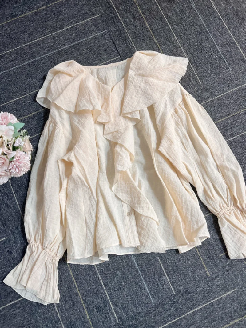 Женская блузка с V-образным вырезом длинным рукавом и воланом