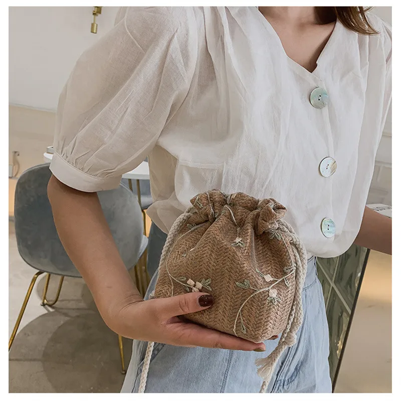

Fashion Small Shoulder Bags Women Drawstring Straw Beach Bags Flower Embroidery Bags Ladies Lace Crossbody Handbags for Travel